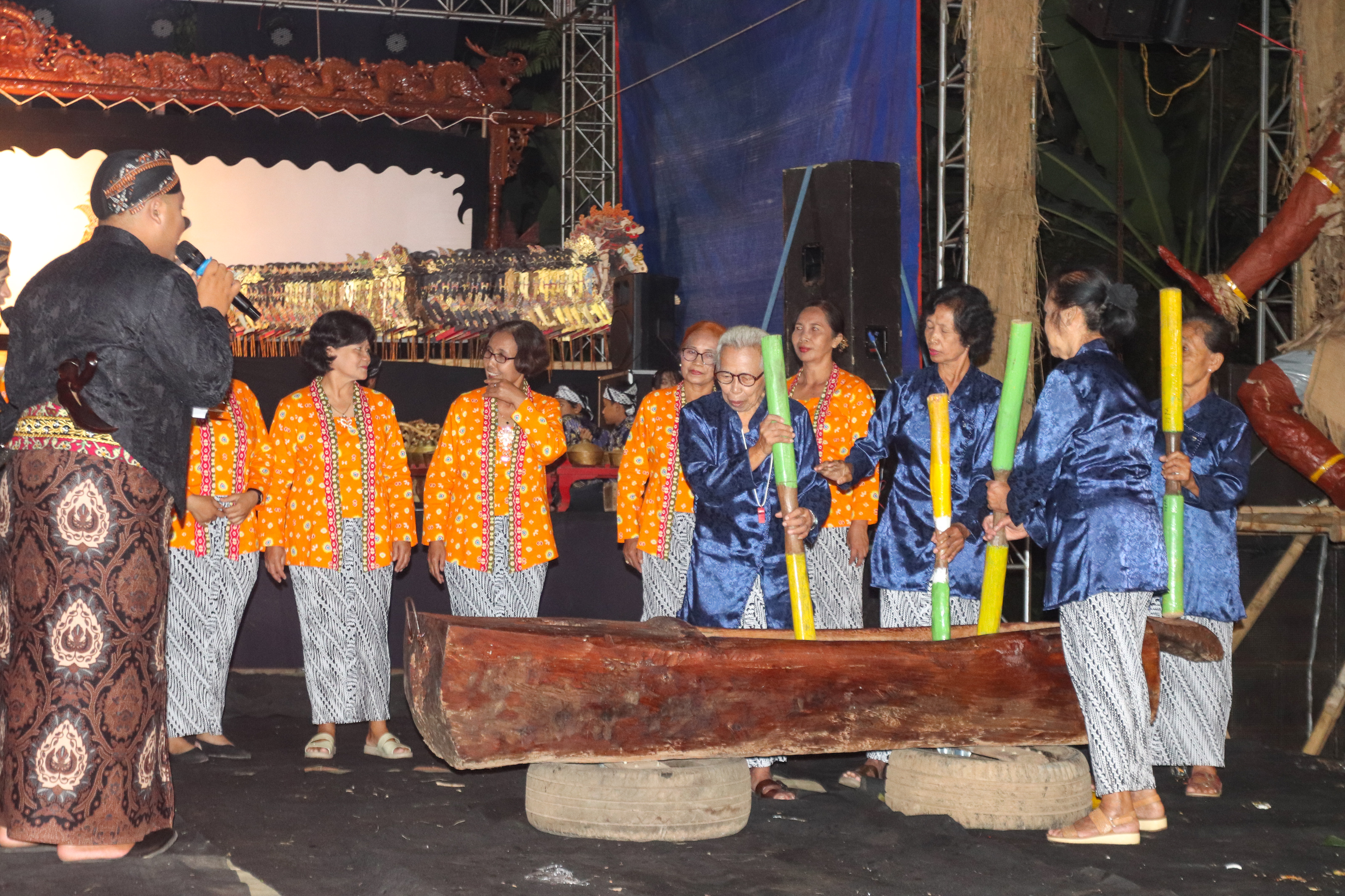 Ibu ibu sebagai pemain dari musik lesung